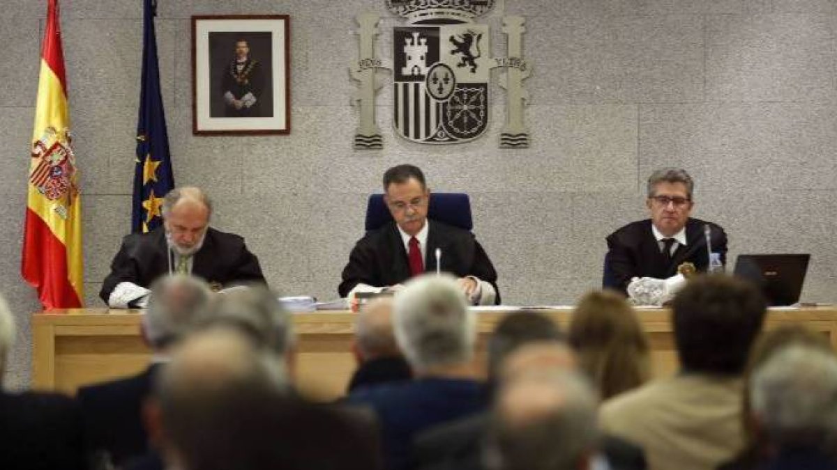 El juez De Prada, a la derecha, en el tribunal que juzgó la primera pieza de Gürtel.