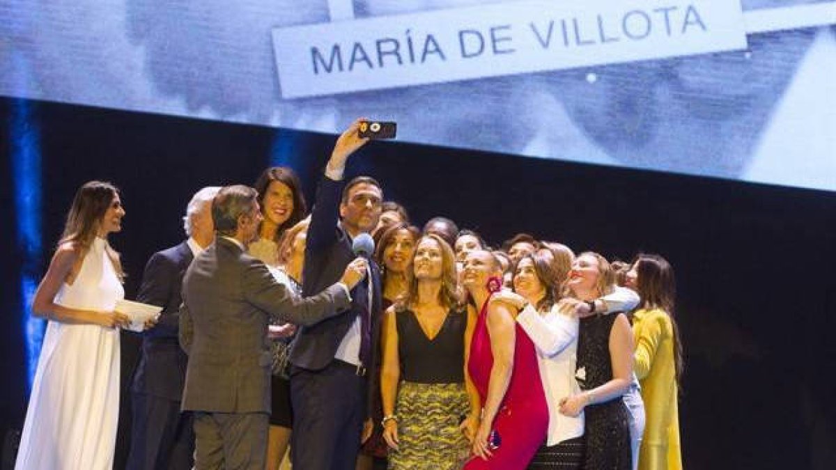 La foto que Sánchez se hizo con mujeres para presumir de macho ganador