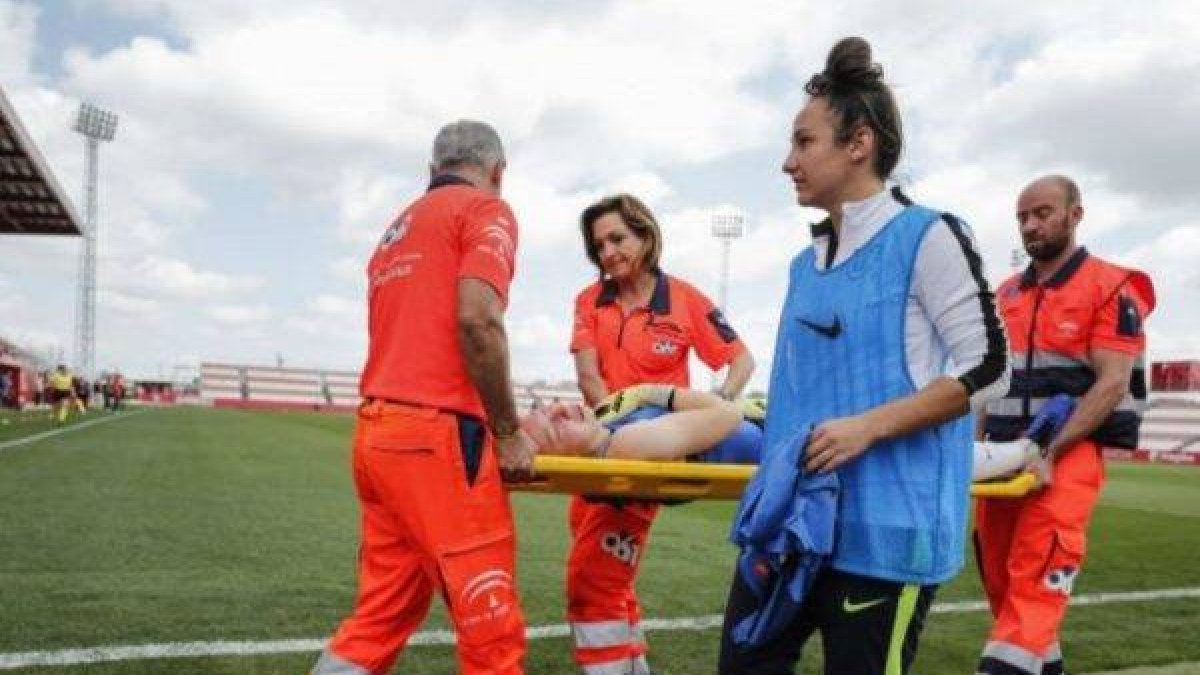 Una brutal entrada que acabó en roja y obligó a abandonar a Paola Ulloa
