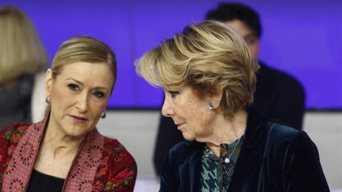 Esperanza Aguirre conversando con Cristina Cifuentes en un acto institucional