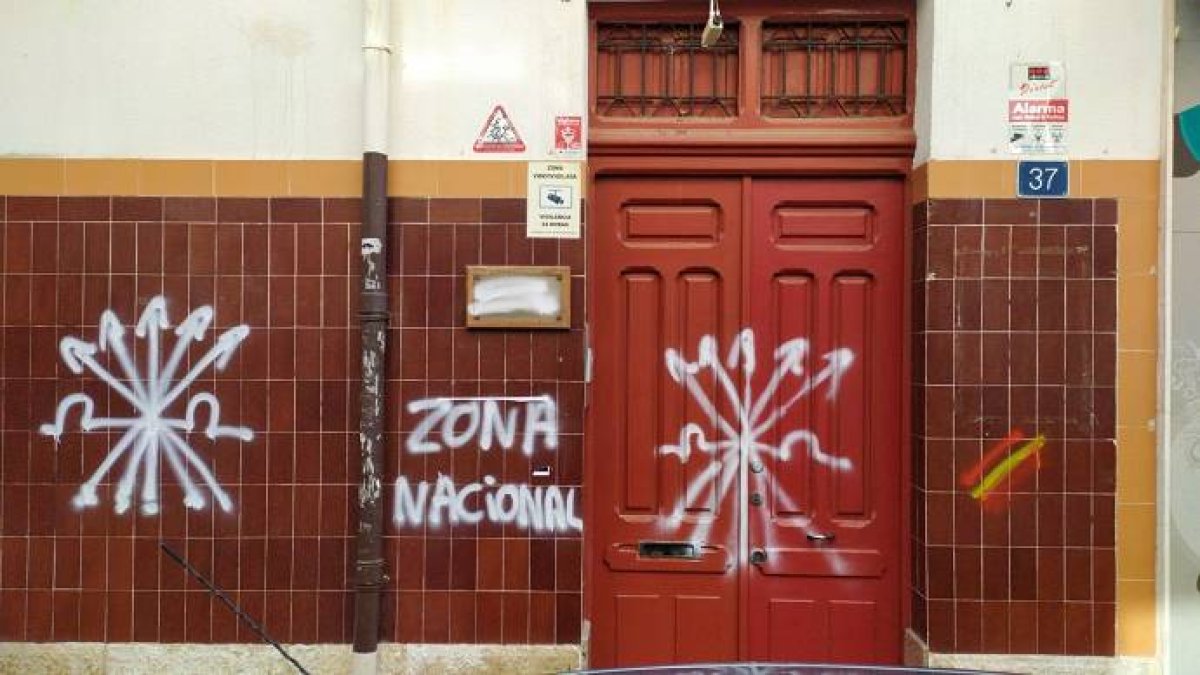 Pintadas fascistas en las sedes del PSOE, Compromís y Podem de Elche y Alicante