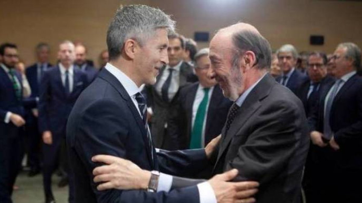 Rubalcaba saluda efusivamente a Marlaska tras su toma de posesión en Interior.