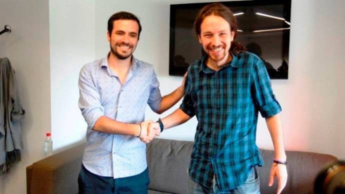 Garzón, junto a Iglesias, cuando llegaron al pacto para crear Unidos Podemos