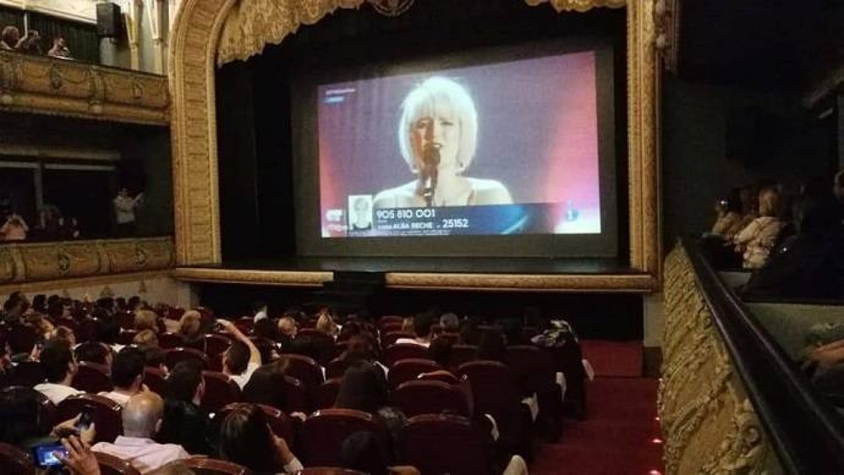 Los ilicitanos siguieron sus actuaciones en el Gran Teatro.