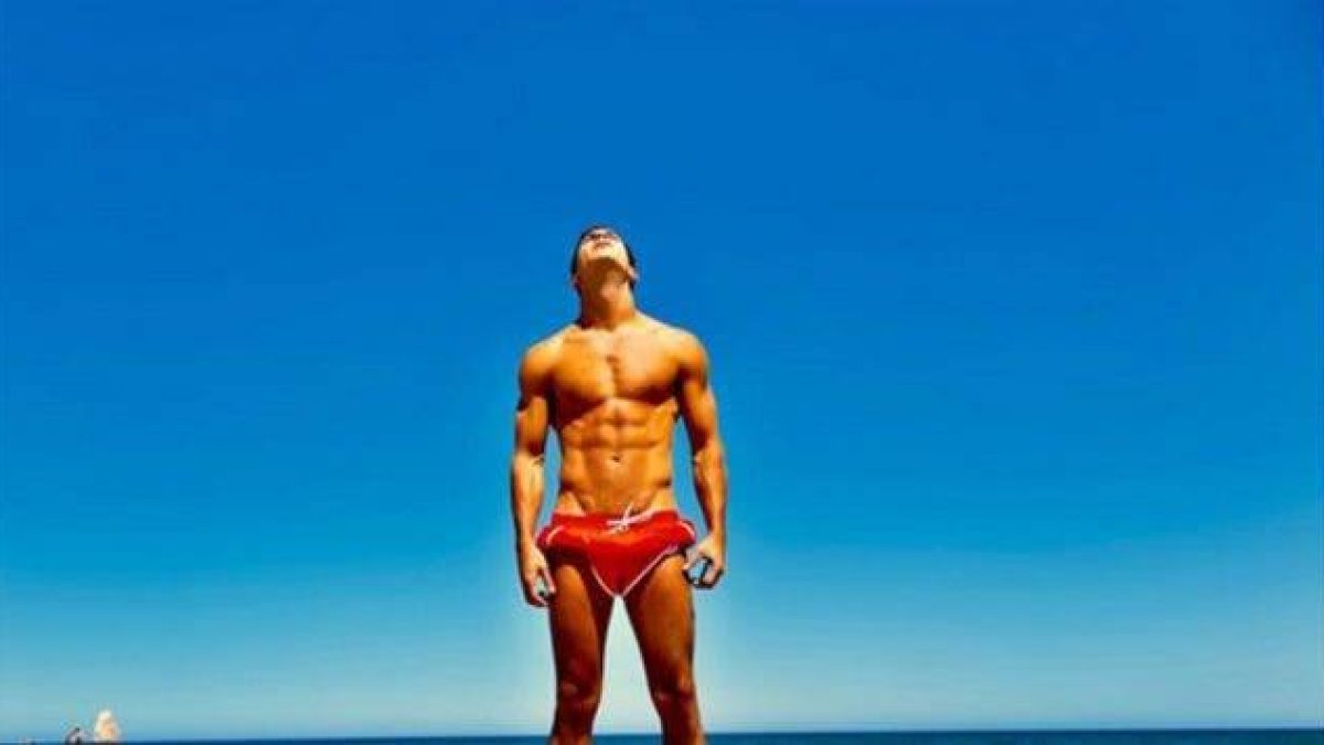 Mario Casas causa estragos, con su nuevo vídeo, en una piscina griega