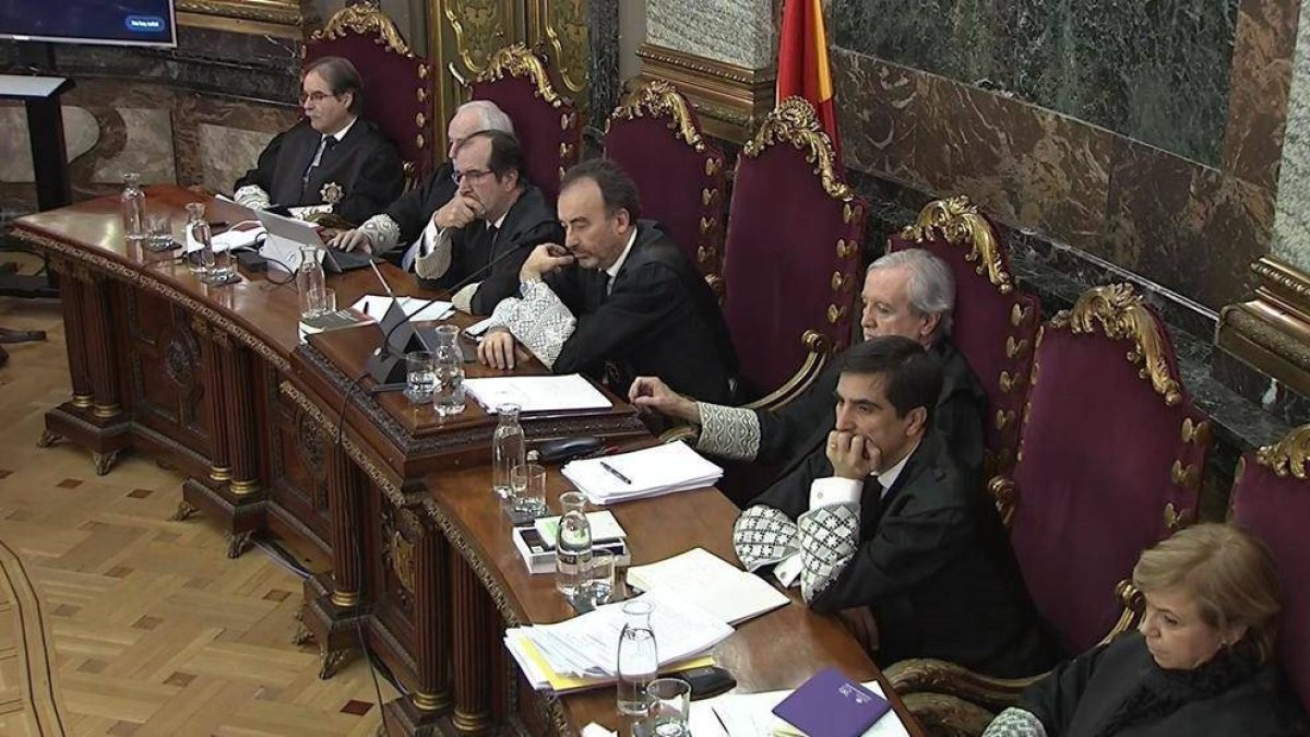 El tribunal escuchando la declaración de la secretaria judicial