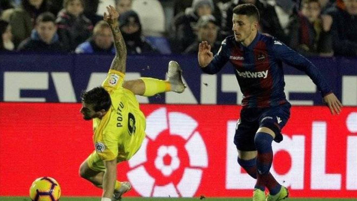 Bardhi disputa un balón con Portu