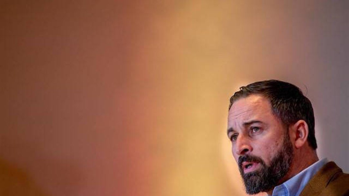 Queman en la hoguera un muñeco de Santiago Abascal en un barrio de Segovia