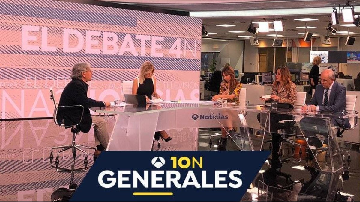 Sandra Golpe y sus colaboradores durante el programa especial.