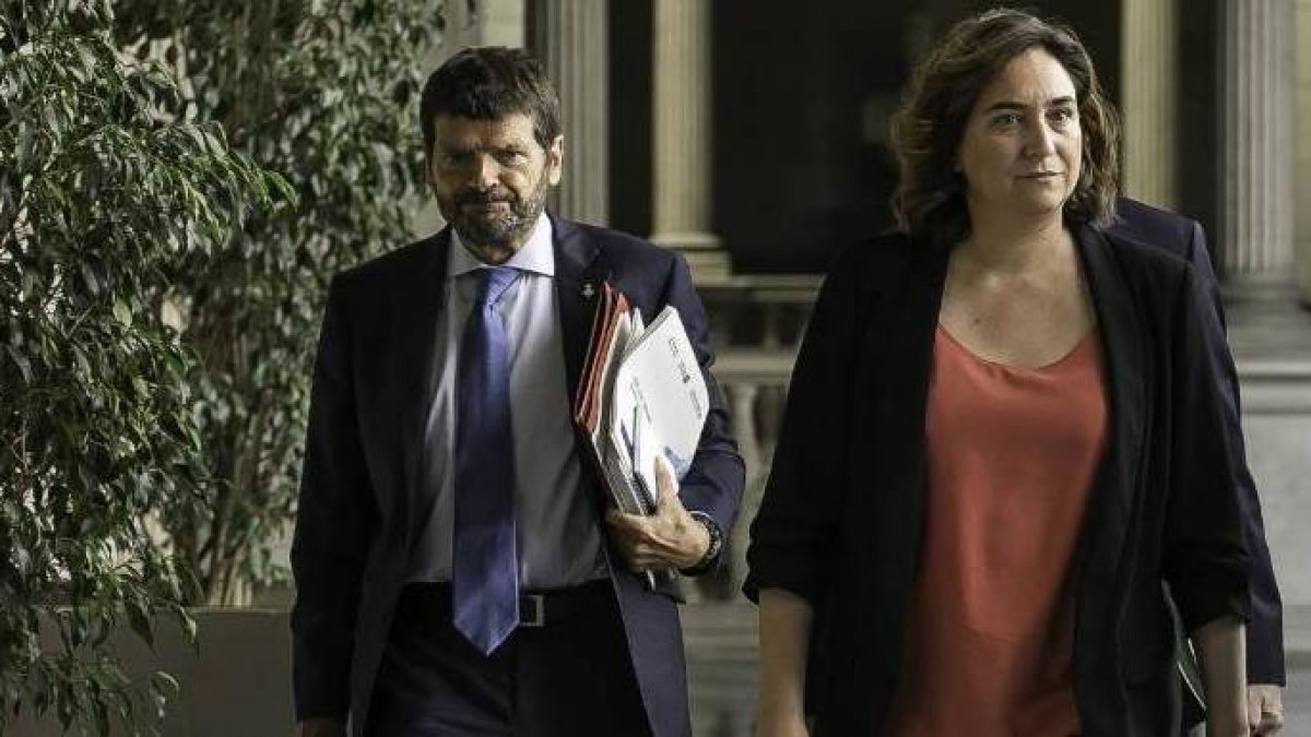 Colau y su teniente alcalde de Seguridad, el socialista Albert Batllé.