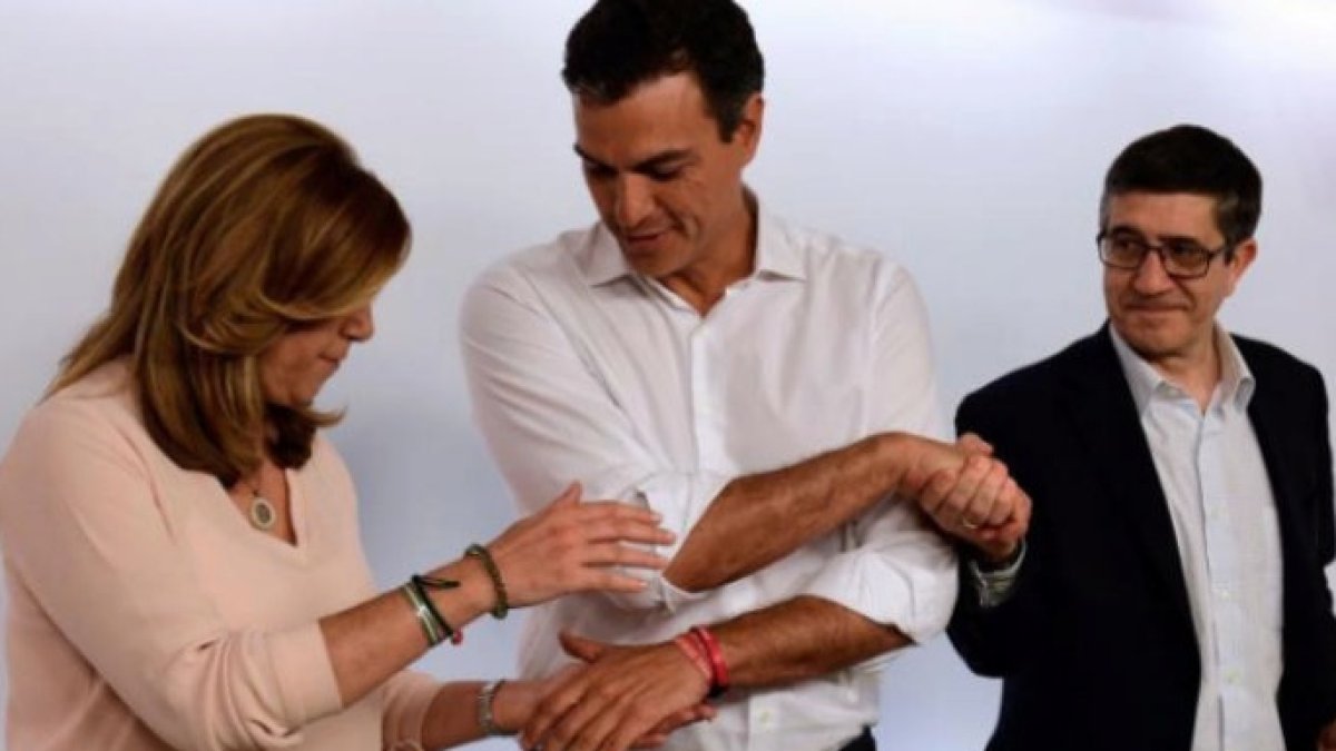 Costó convencer a Susana Díaz de hacerse una foto con el ganador. Éste fue el resultado.