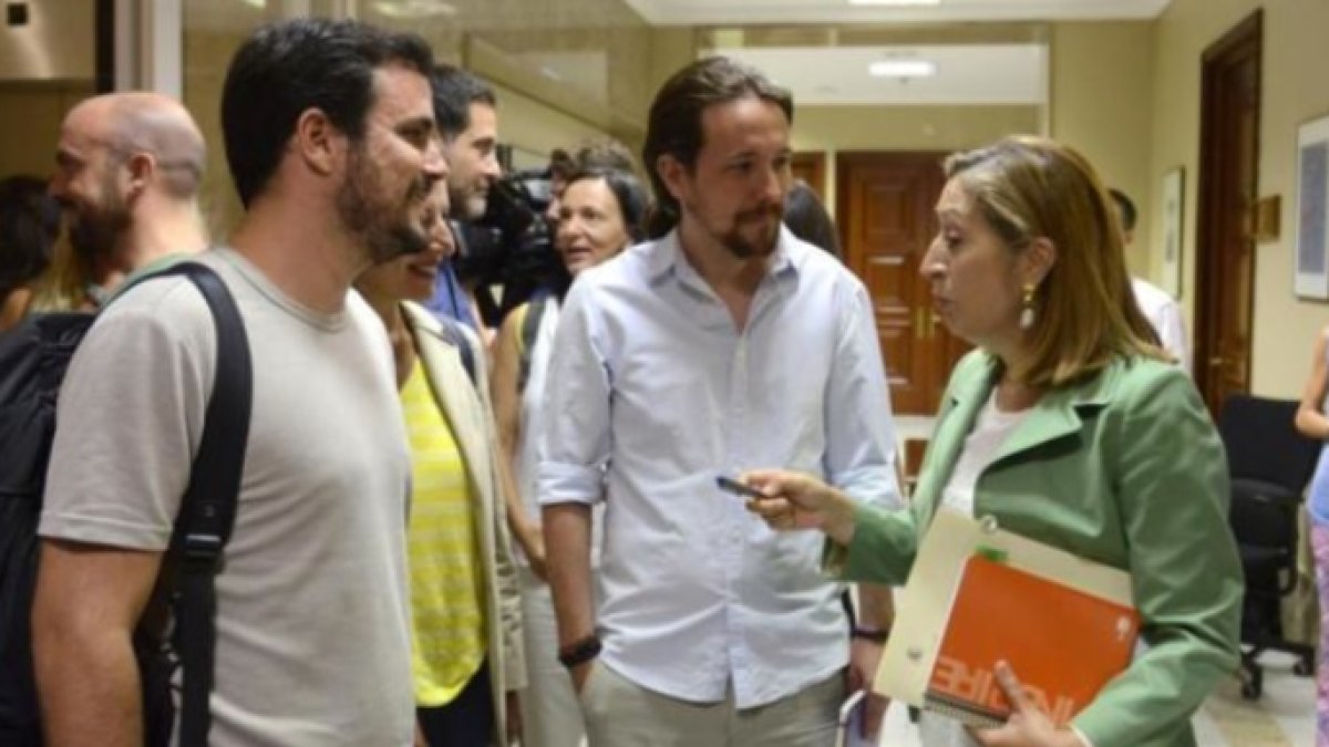 Ana Pastor,  junto a Pablo Iglesias y Alberto Garzón.