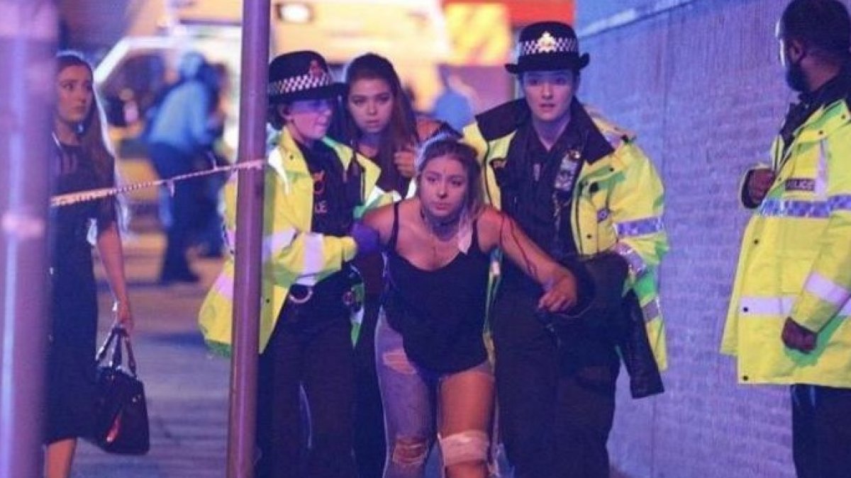 Momento de la evacuación de los primeros heridos del atentado de Manchester.