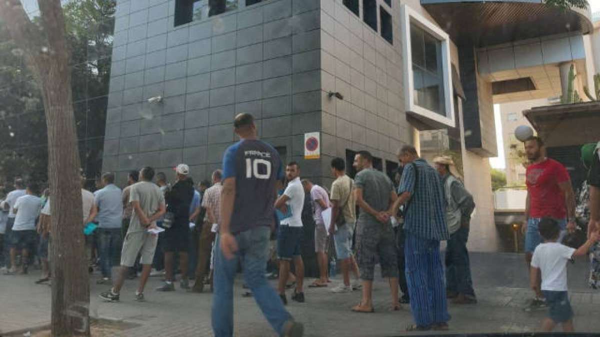 Colas de ciudadanos marroquíes en el Consulado de Marruecos de Valencia