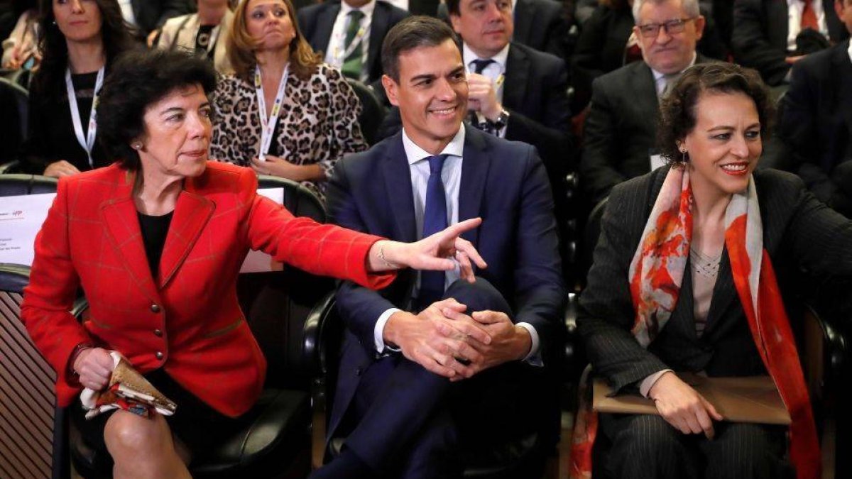 Sánche, entre la ministra de Trabajo, Magdalena Valerio, y la portavoz Celáa