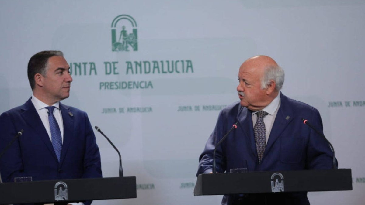 El portavoz de la Junta de Andalucía (zquierda) y el consejero de Salud y Familia.