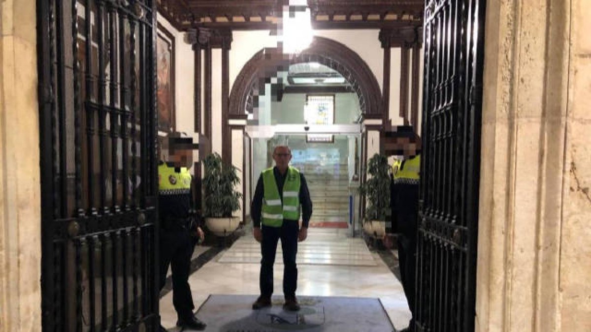 Paco Peñalosa saliendo anoche del Ayuntamiento de Sueca