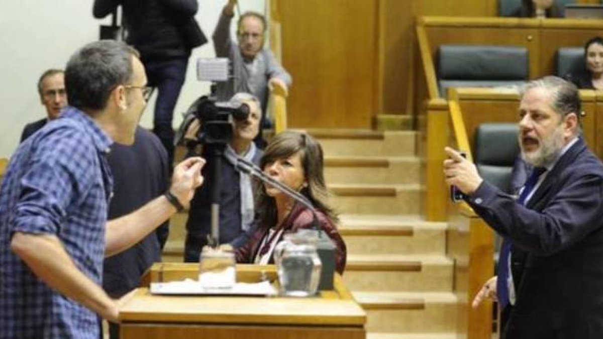 El diputado proetarra Julen Arzuaga, este jueves, encarándose con parlamentarios del PP.