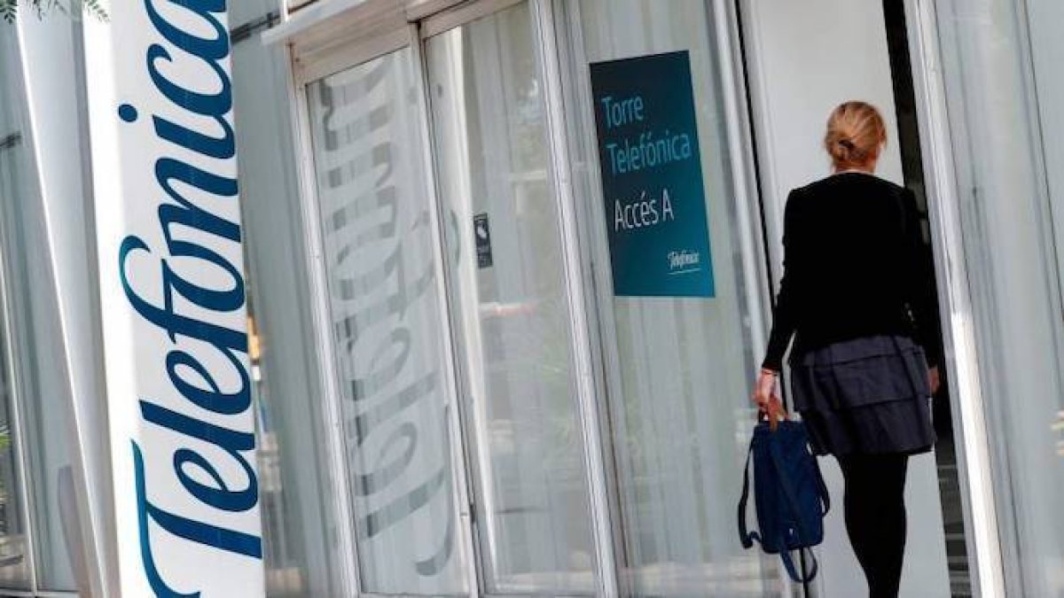 El plan de bajas deja el beneficio de Telefónica en la mitad