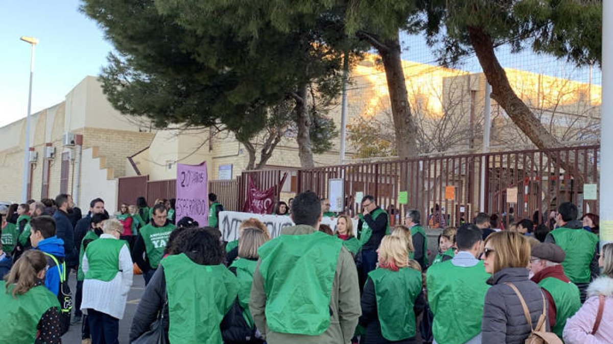 El PP se une a la protesta para la mejora del colegio La Paz de Torrellano
