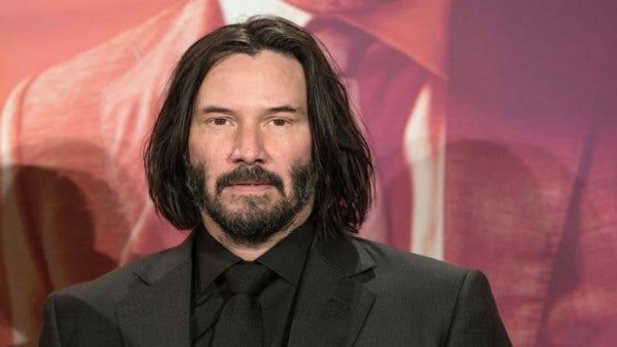 Keanu Reeves presenta a su nueva novia de 46 años