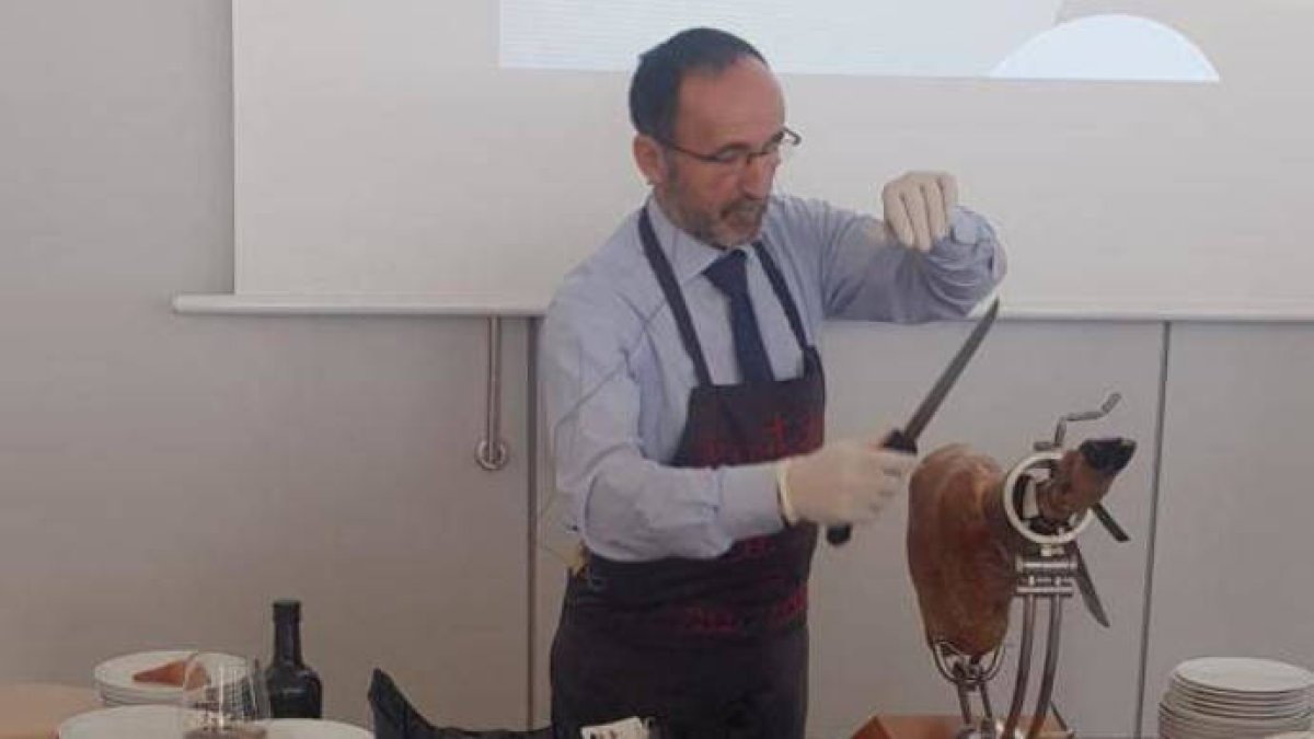 El diputado de Proyectos Europeos imparte un curso... de corte de jamón