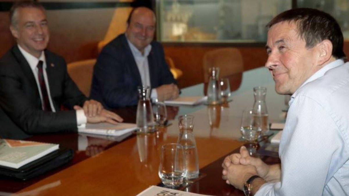 Un celoso Urkullu reprocha a Otegi su 'luna de miel' con Sánchez