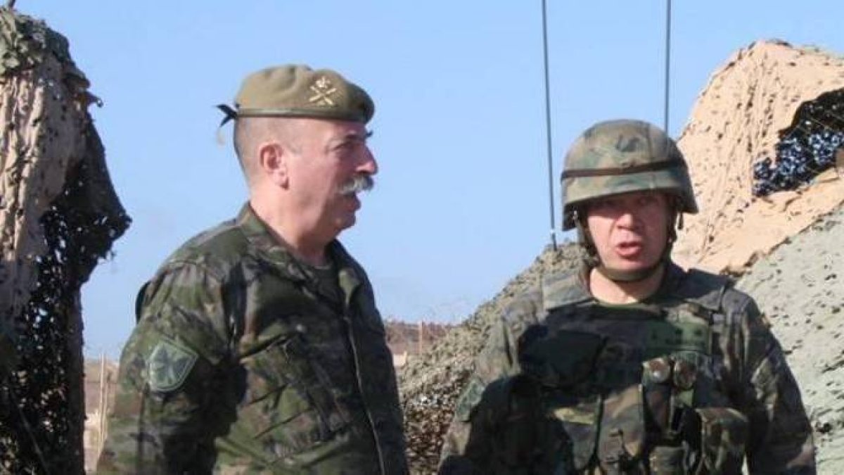 El General de los Santos, a la izquierda