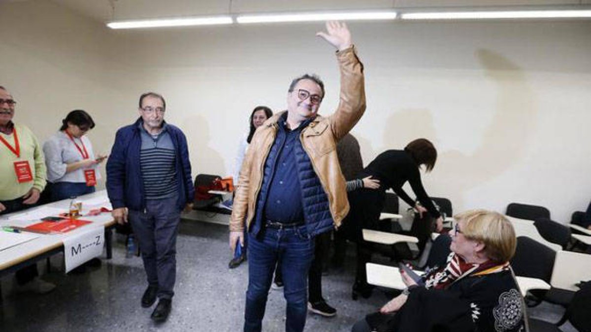 Ángel Franco, detrás, junto a Paco Sanguino saludando.