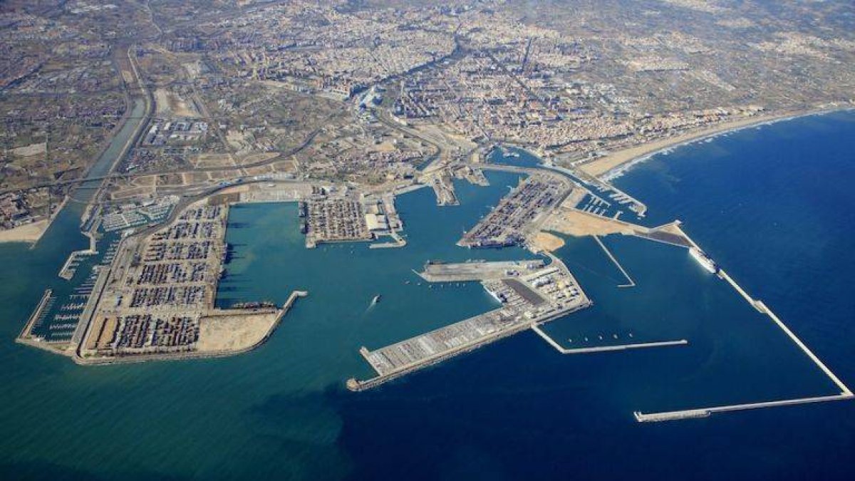Puerto de Valencia. A la derecha, zona donde está prevista la ampliación de casi 1,4 millones de metros cuadrados.