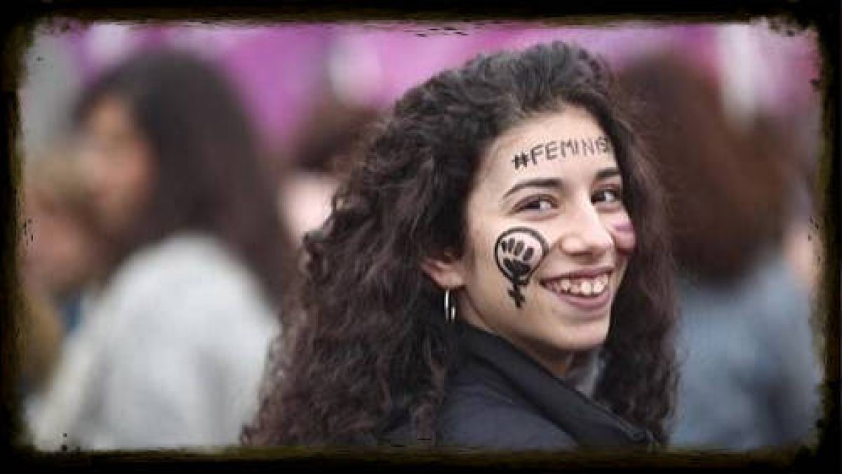 8M, un espectáculo populista que utiliza la causa de las mujeres