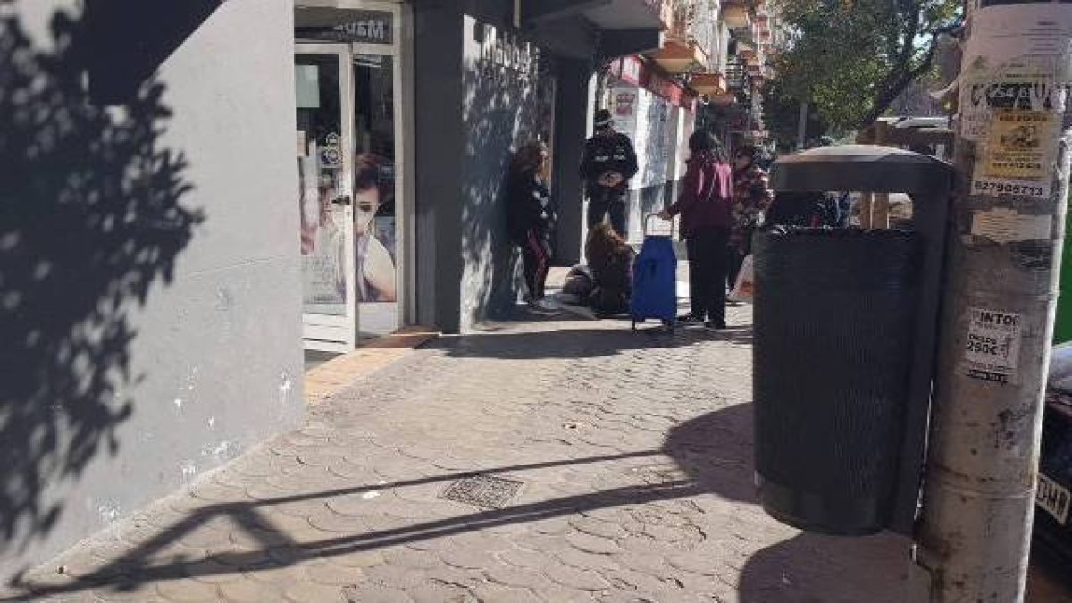 La anciana, en la calle con la Policía, esperando la ambulancia