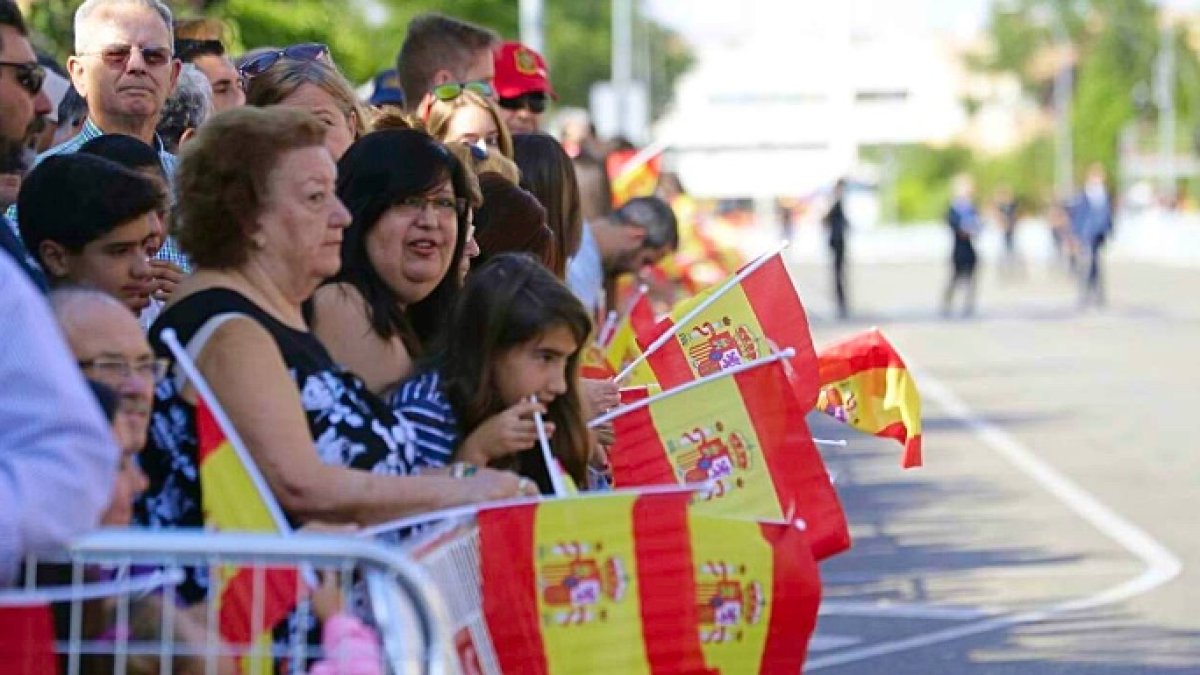 El público esperando el comienzo del desfile en Guadalajara.