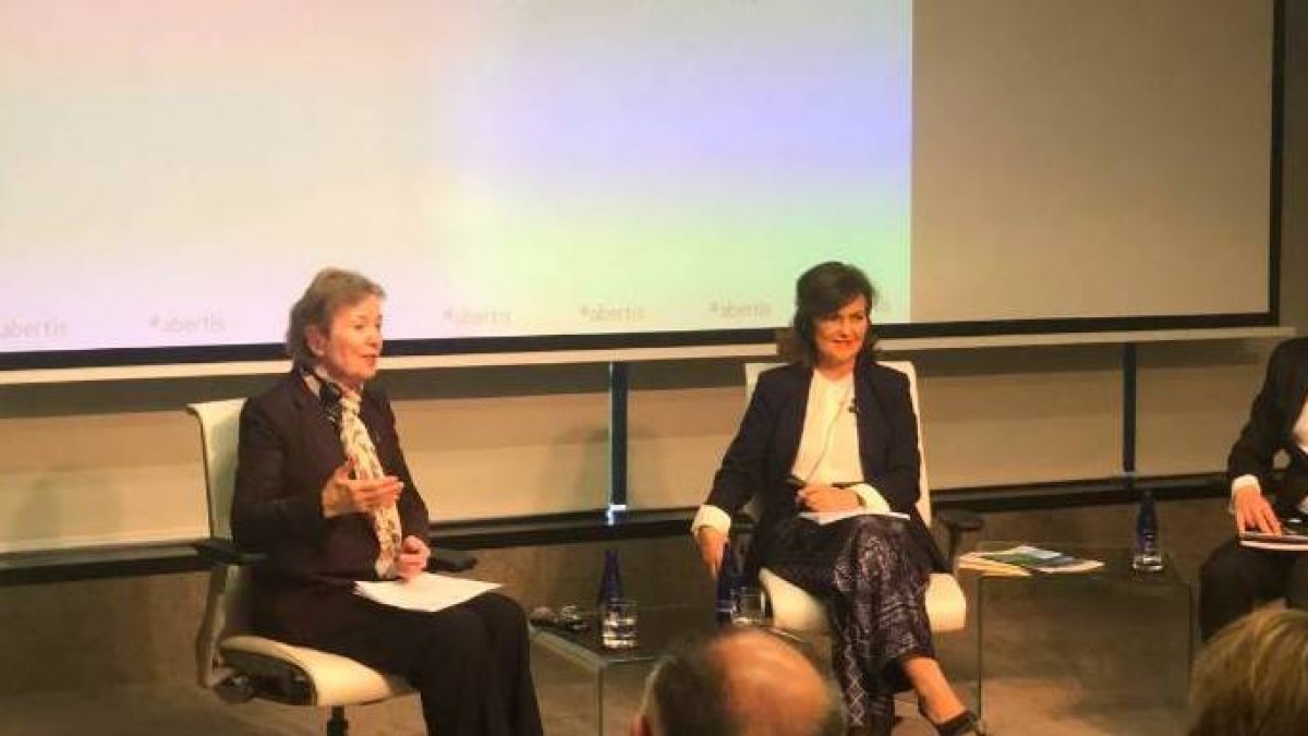 La vicepresidenta, Carmen Calvo, este jueves en un coloquio.