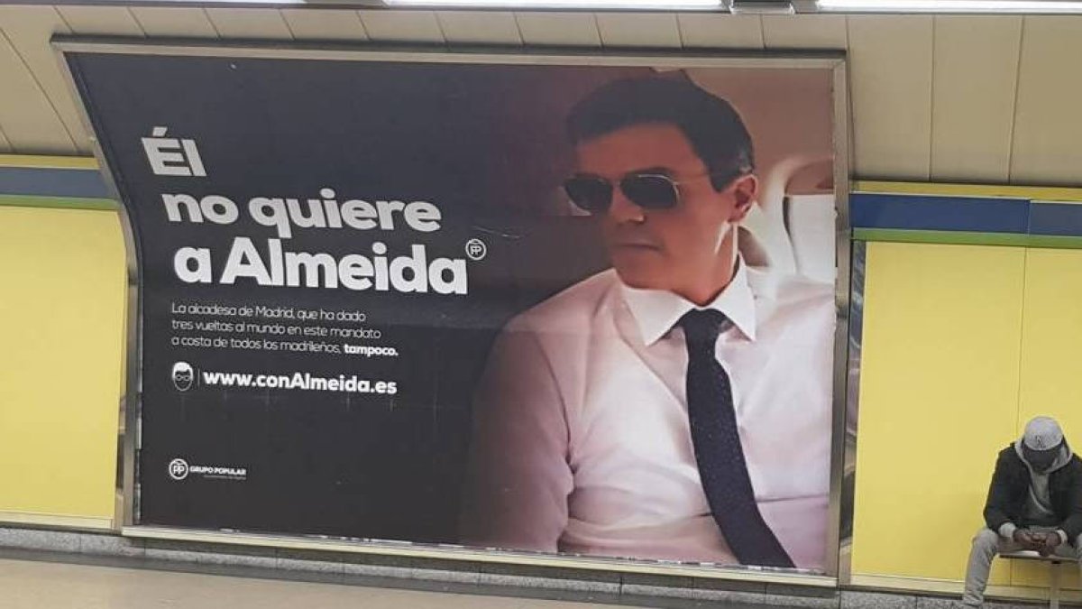 Unos impactantes carteles persiguen y retratan a Carmena y Sánchez por el Metro