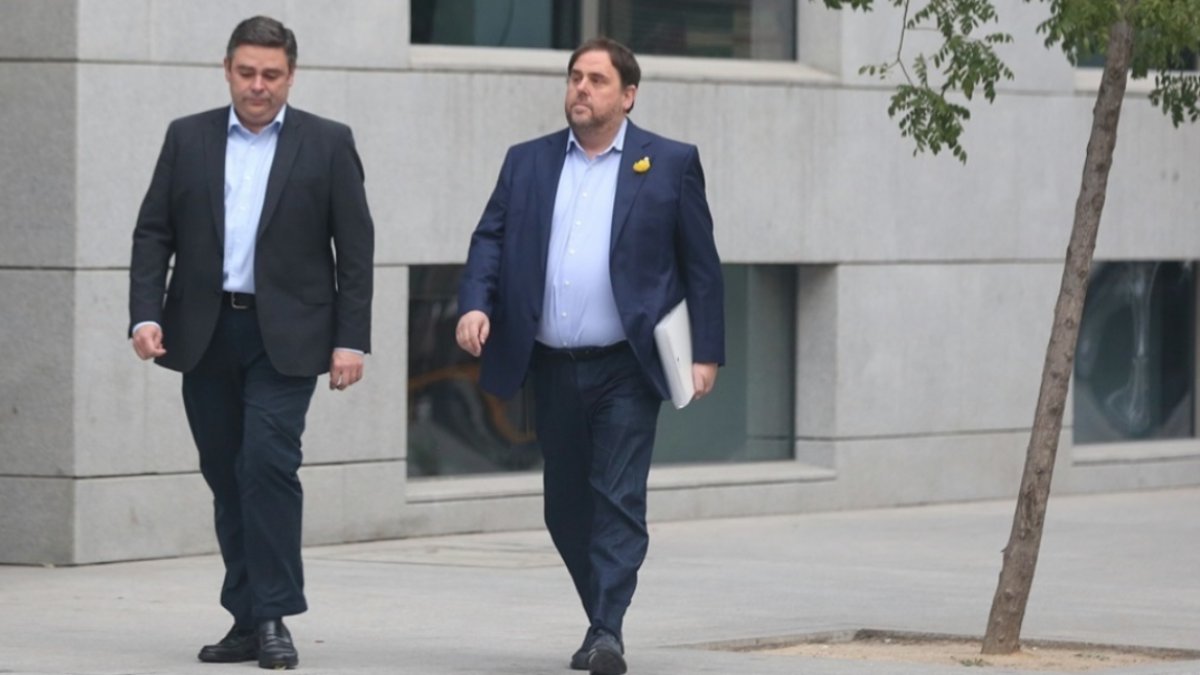 Junqueras junto a su abogado, al llegar a la Audiencia.