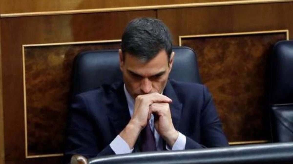 Sánchez en su escaño, con gesto pensativo.