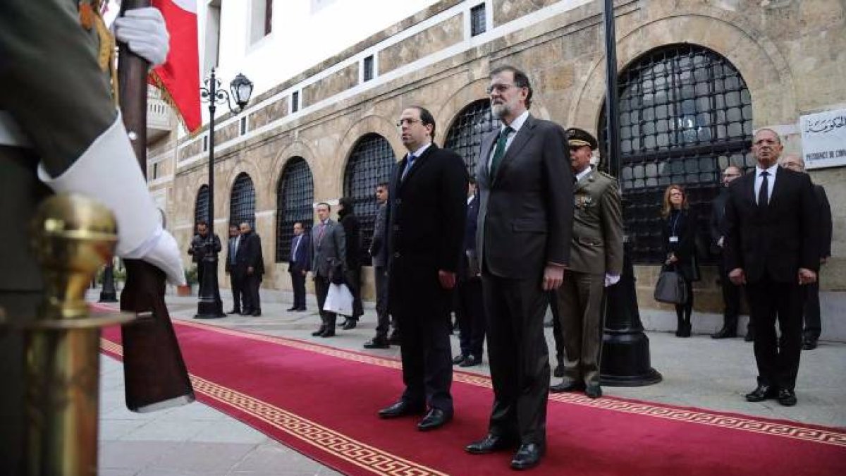 Rajoy junto al jefe del Gobierno de la República de Túnez, Yusef Chahed.