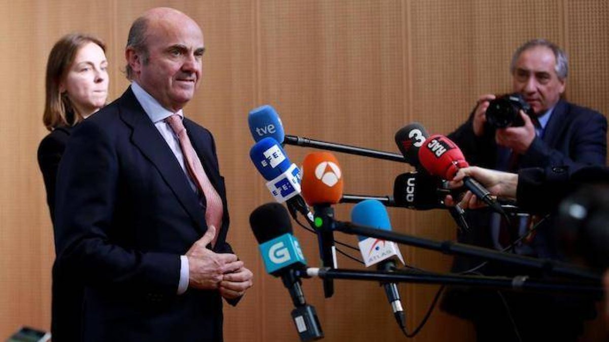 De Guindos a examen en la Eurocámara