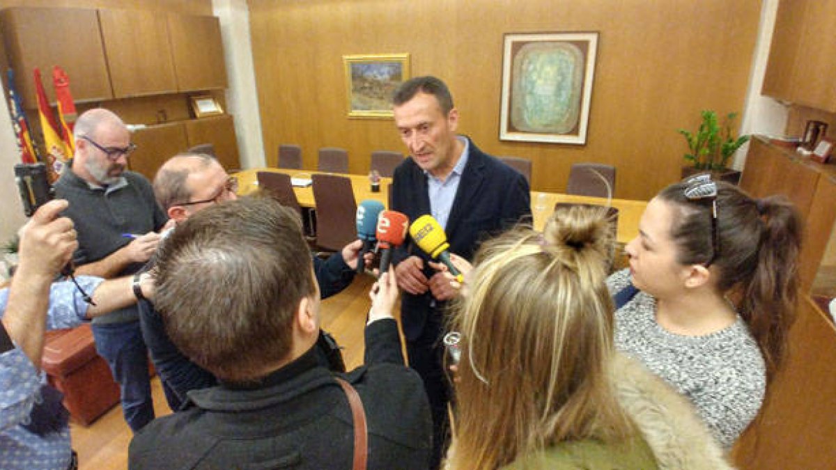 Carlos González atiende a los medios.
