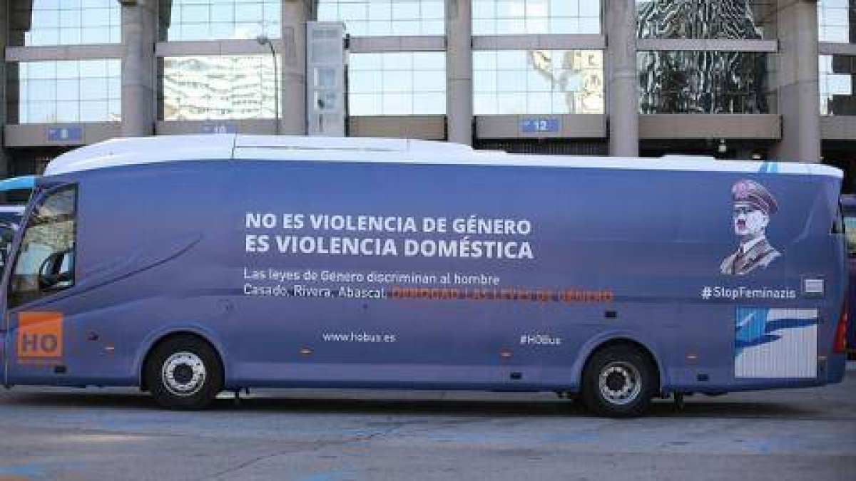 El polémico autobús, difundido por Hazte Oír