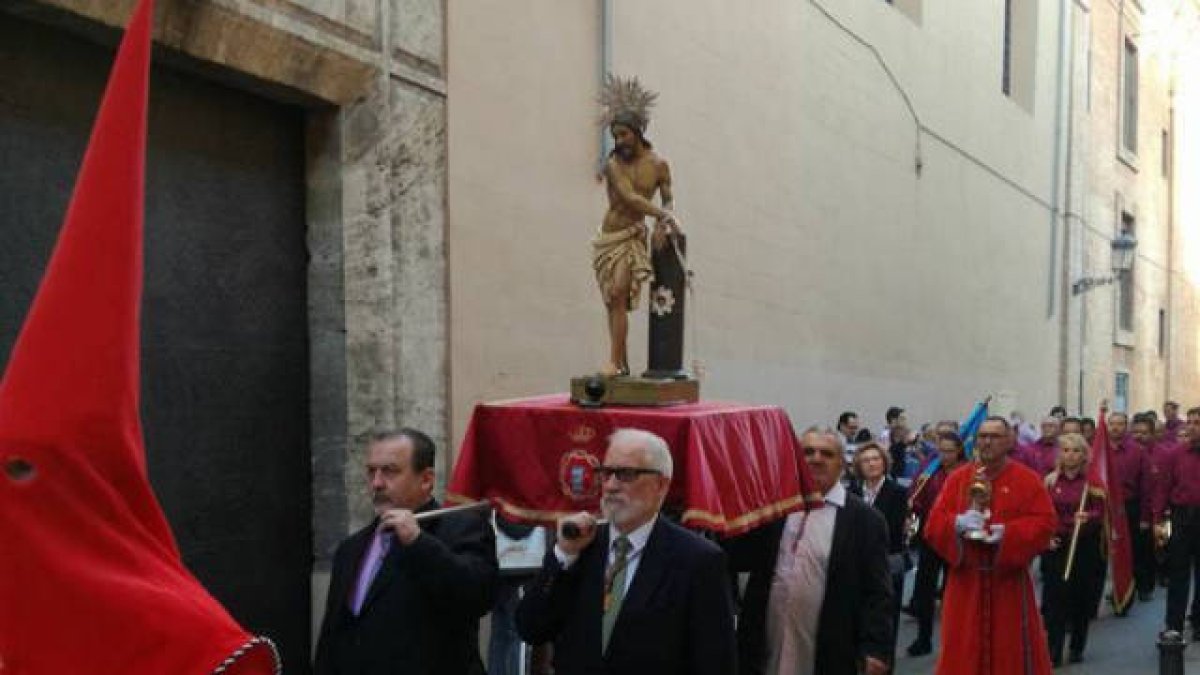 Imagen de pasadas ediciones de la Procesión del Indulto por el centro histórico de Valencia