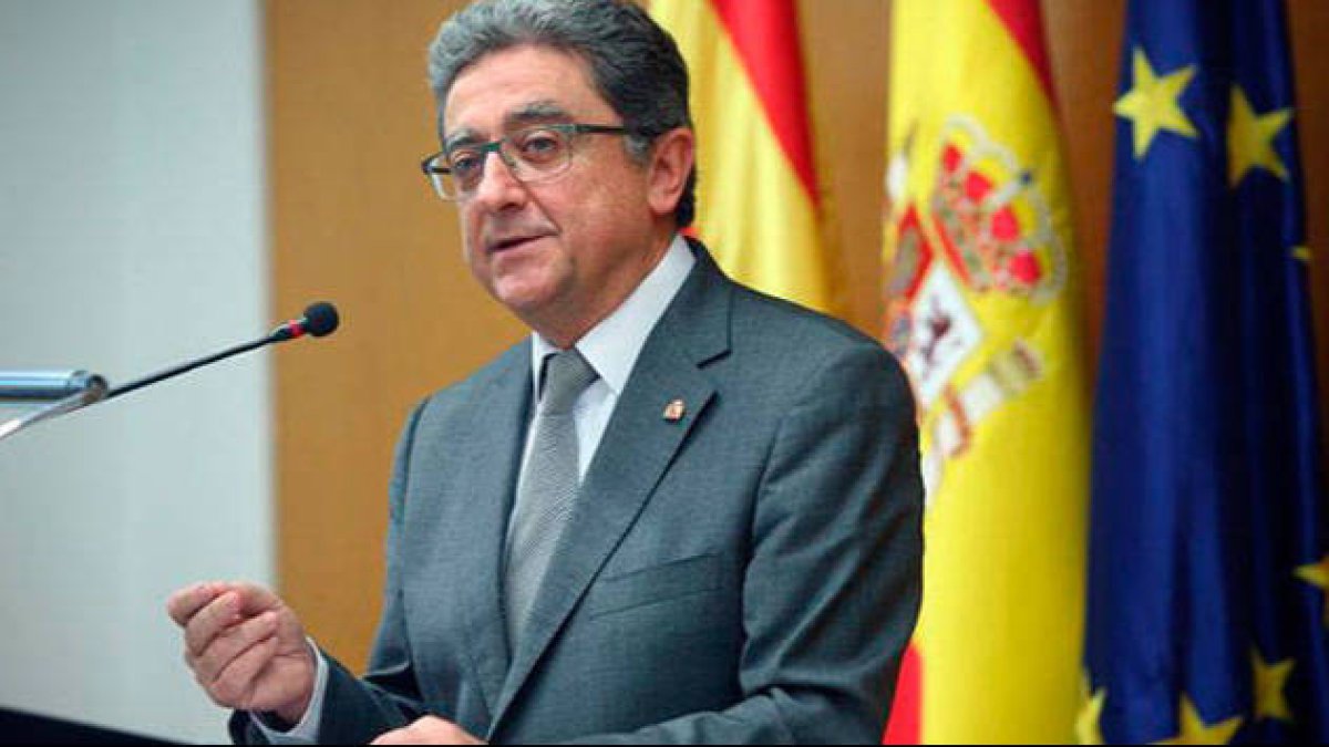 Juanma Moreno rescata a Enric Millo para la imagen internacional de la Junta