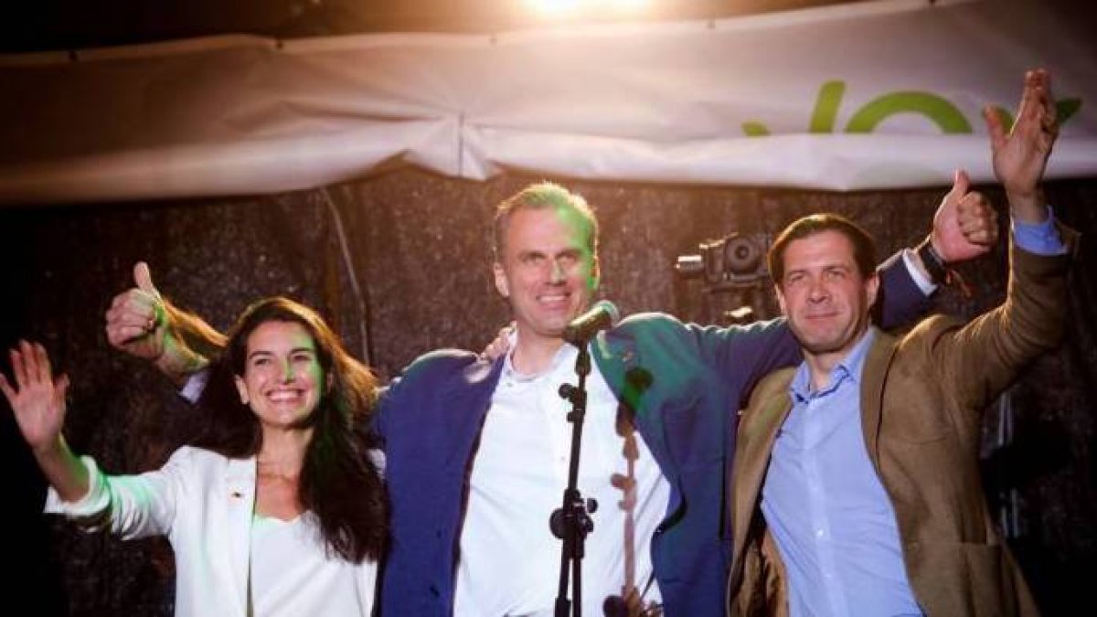 Rocío Monasterio, junto a Ortega Smith, en la noche del 28-A.