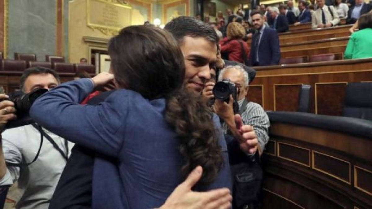 El abrazo de Iglesias a Sánchez tras la moción de censura.