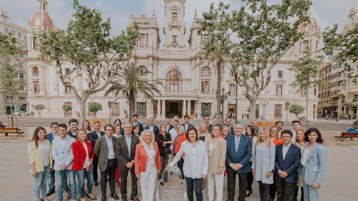 María José Catalá con los miembros de su candidatura frente al ayuntamiento.