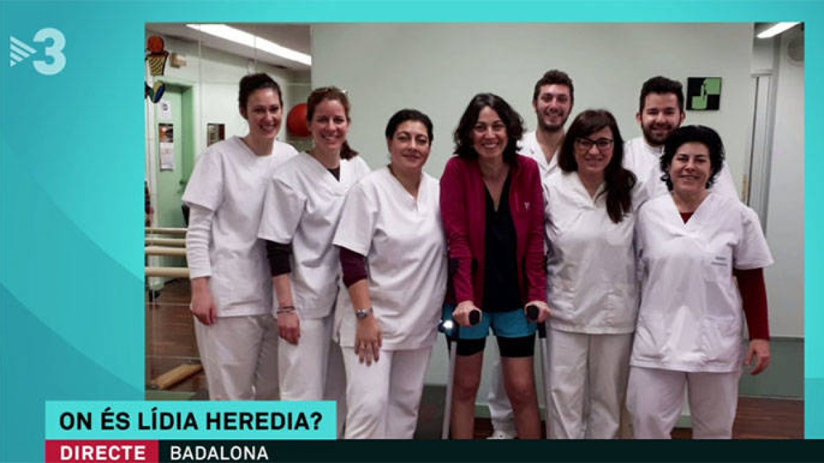 La presentadora de TV3 Lídia Heredia con el equipo médico que le está tratando.
