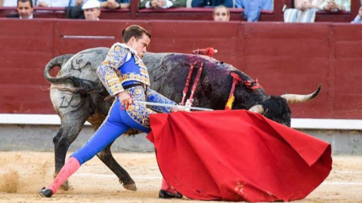 Remate por bajo de Javier Cortés