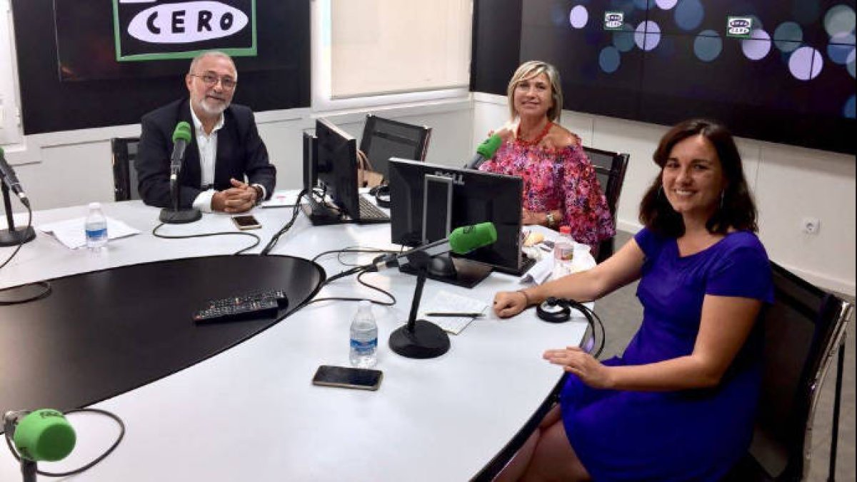 Arantxa Tirado (derecha) junto a Julia Otero y Xavier Sardá, en septiembre