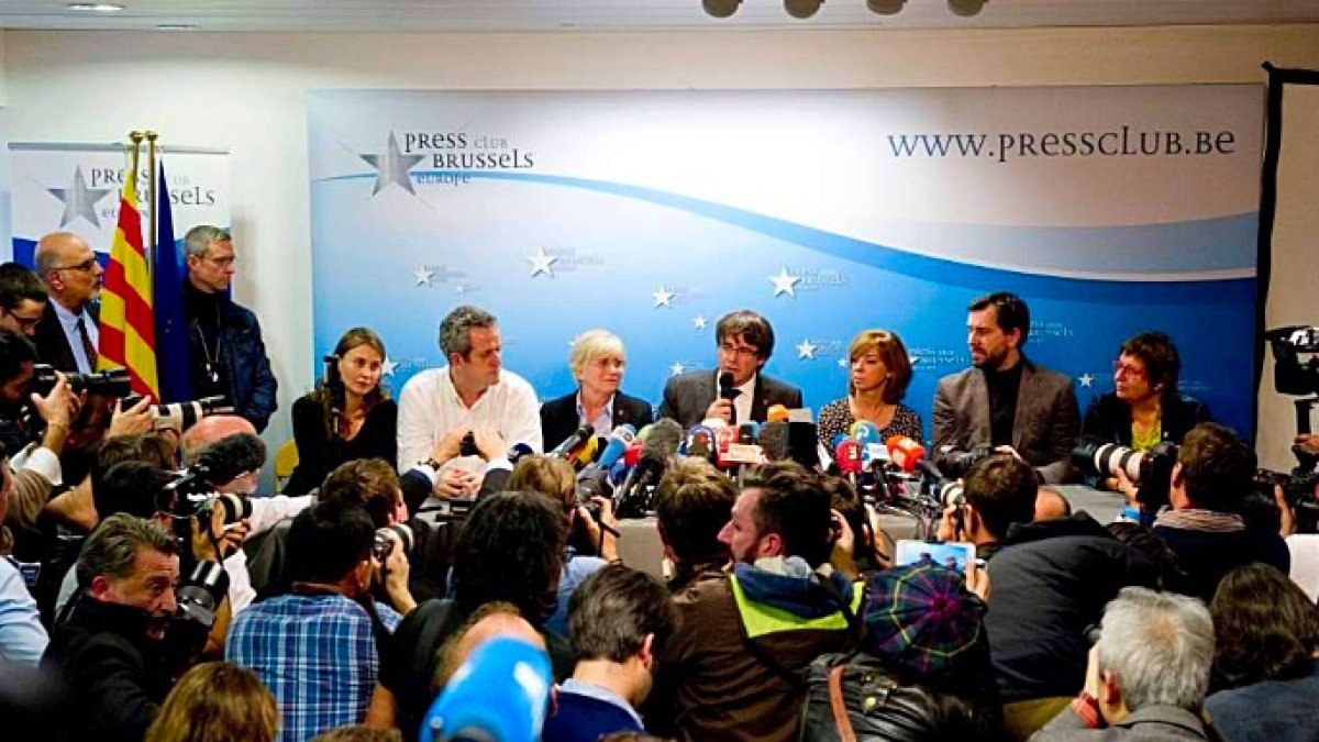 Puigdemont y sus exconsellers, este lunes en Bruselas.